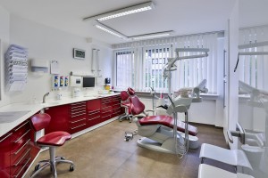 hier sehen sie den behandlungsraum für zahnimplantate frankfurt bei uns kriegen sie ein zahn implantat für geringe kosten